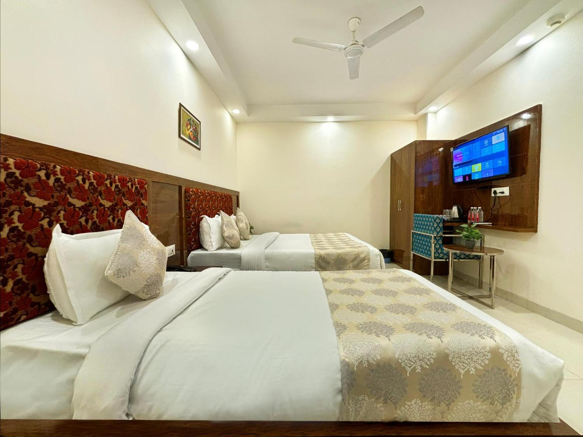Hotel Emblem Suites- Near Delhi Airport 新德里 外观 照片