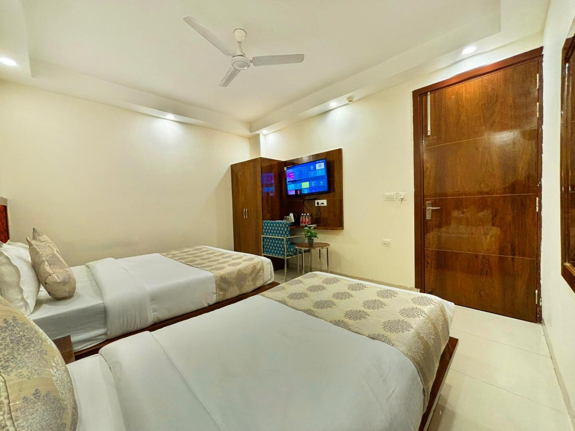 Hotel Emblem Suites- Near Delhi Airport 新德里 外观 照片