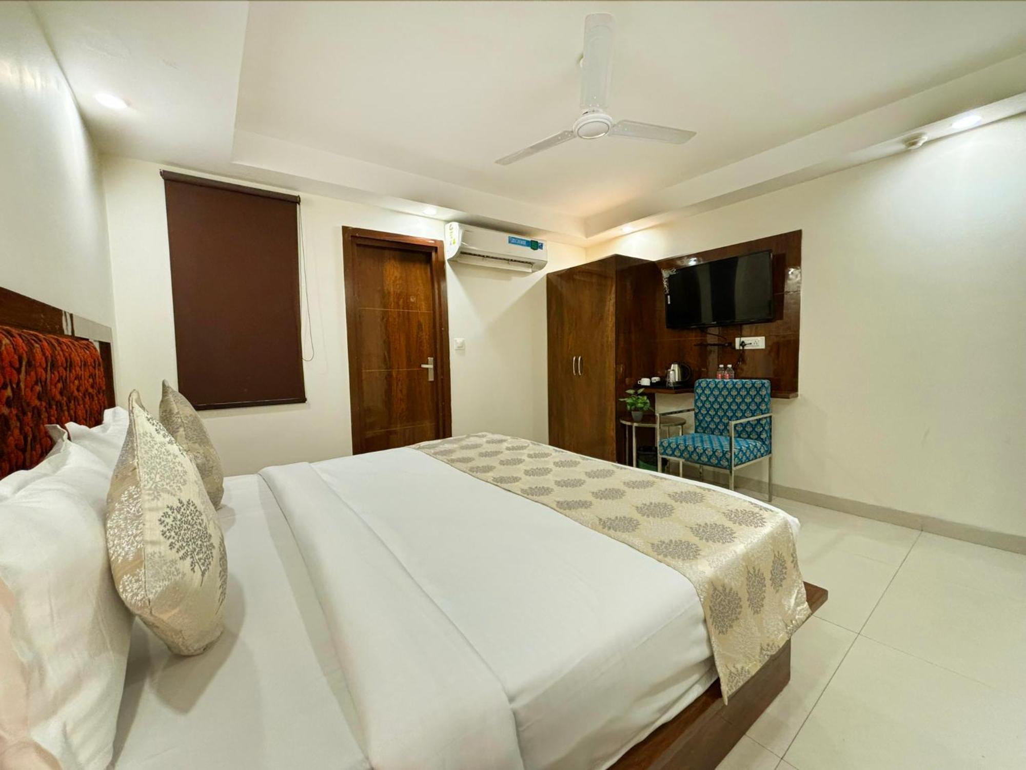 Hotel Emblem Suites- Near Delhi Airport 新德里 外观 照片