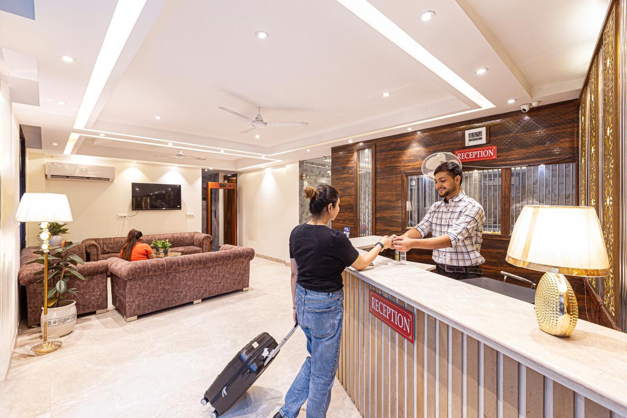 Hotel Emblem Suites- Near Delhi Airport 新德里 外观 照片