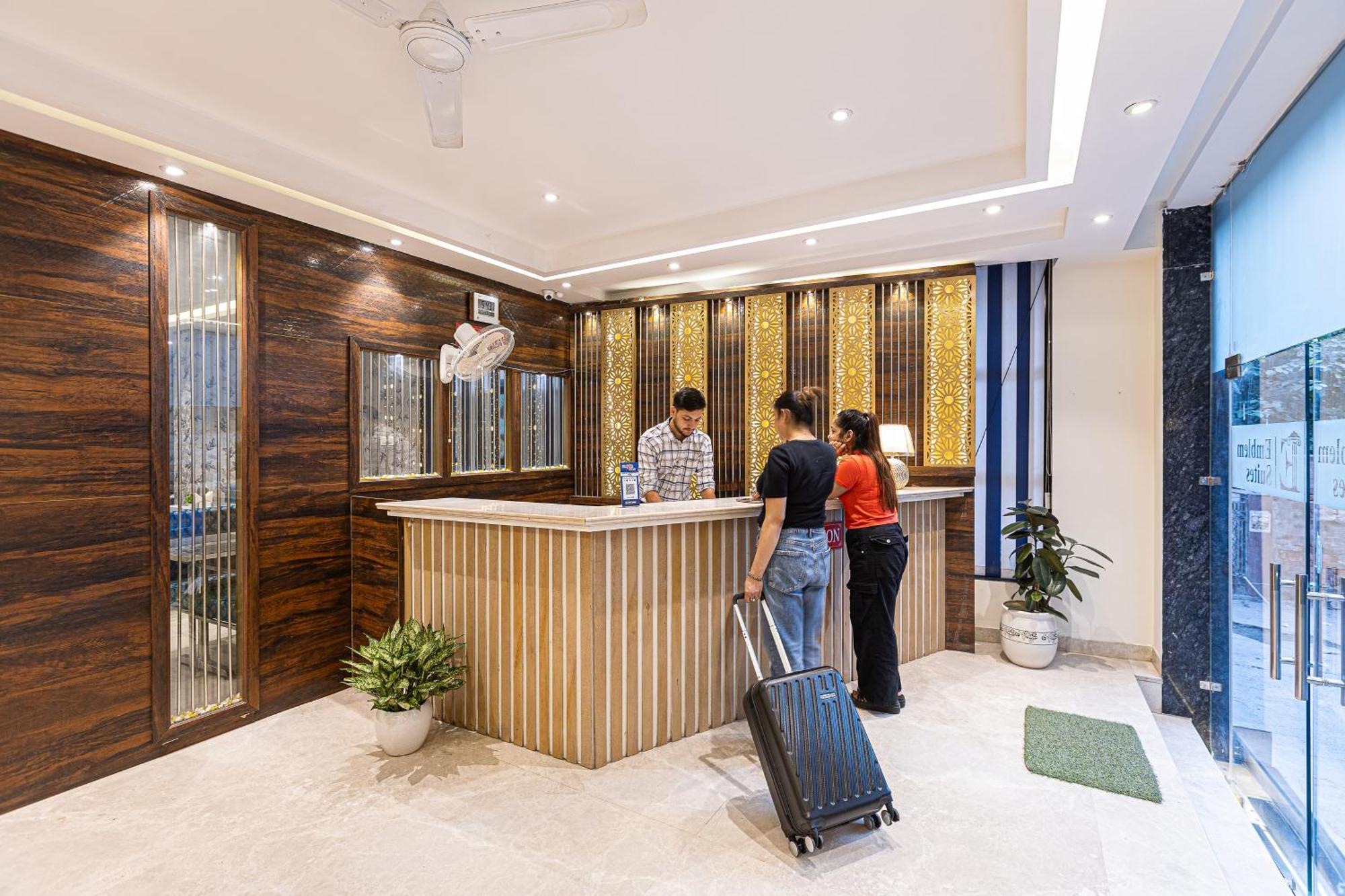 Hotel Emblem Suites- Near Delhi Airport 新德里 外观 照片
